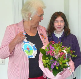 Na het officile deel van de bijeenkomst geeft kleindochter Laura haar een eigen lintje voor de beste oma van het jaar!