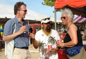 Marie en Johan Wijk in gesprek met George Ramsjiawansingh